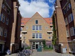 Achterzijde school aan de Hembrugstraat, tussen blokken van architect Rutgers.
<br/>
Gert-Jan Lobbes, 2020